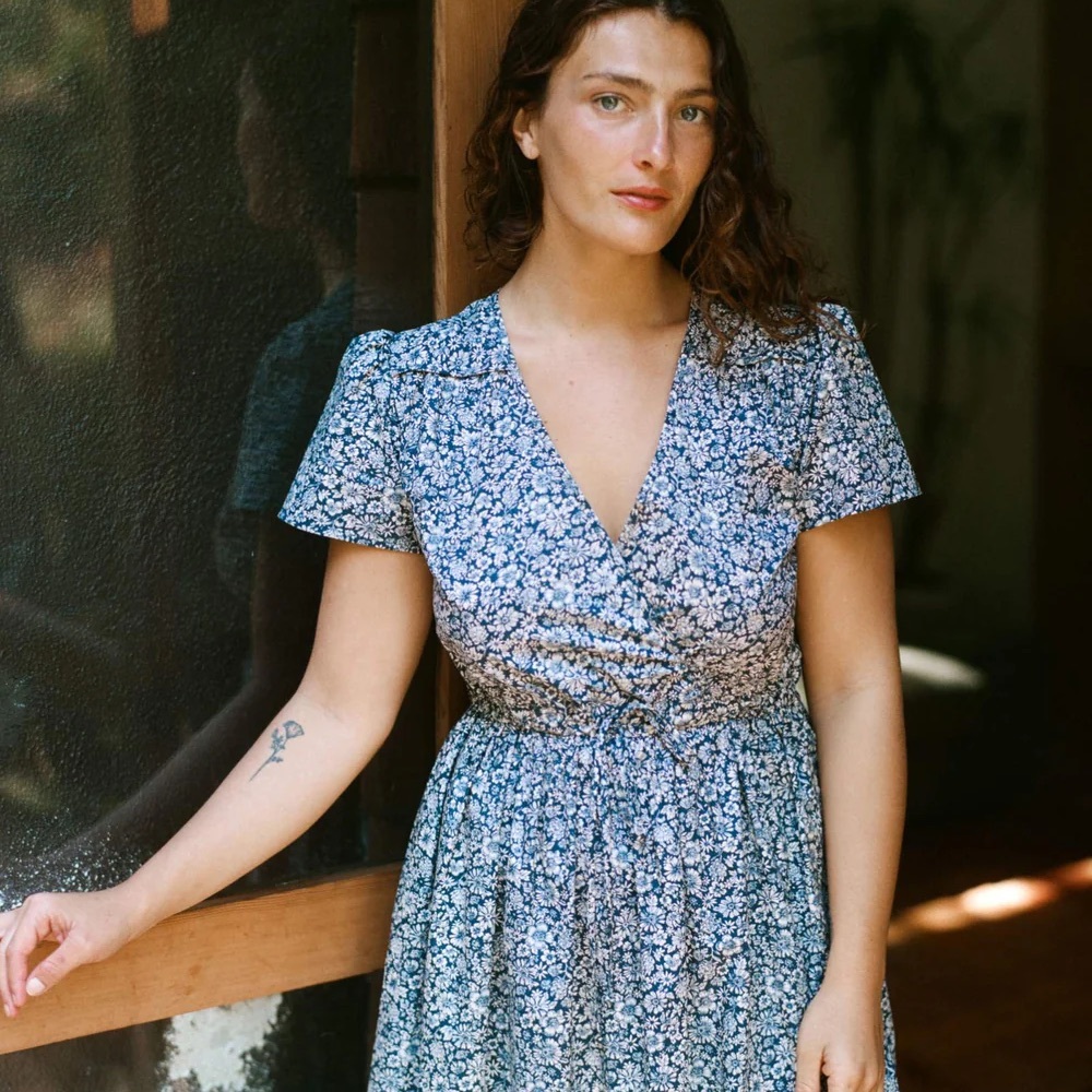 Simple dawn dress in navy daisy xs